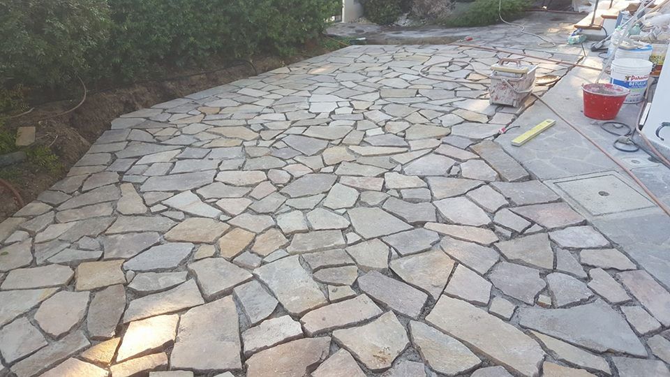 Posa in corso di una pavimentazione esterna in pietra