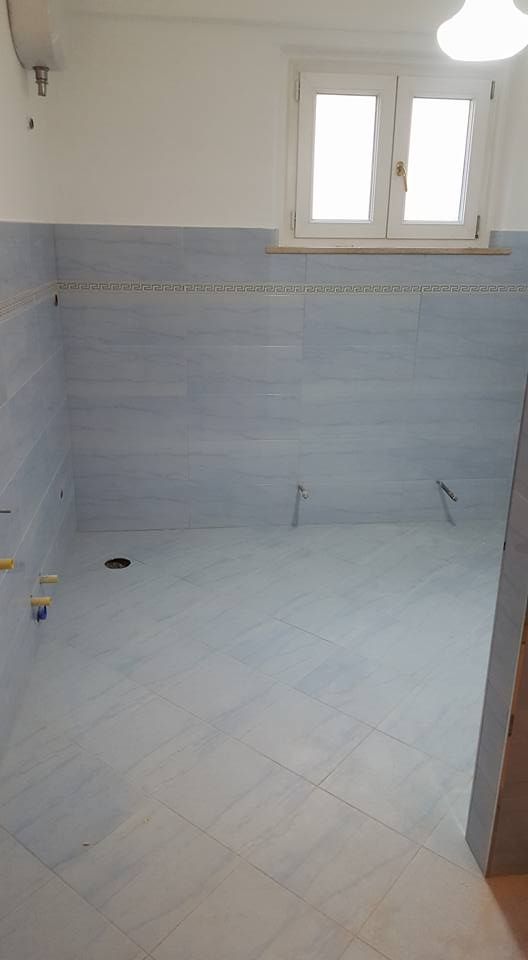 Bagno rivestito durante una ristrutturazione interna