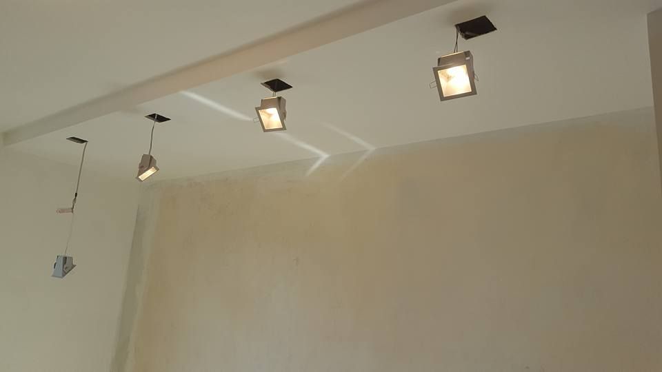 Controsoffitto con punti luce durante una ristrutturazione interna